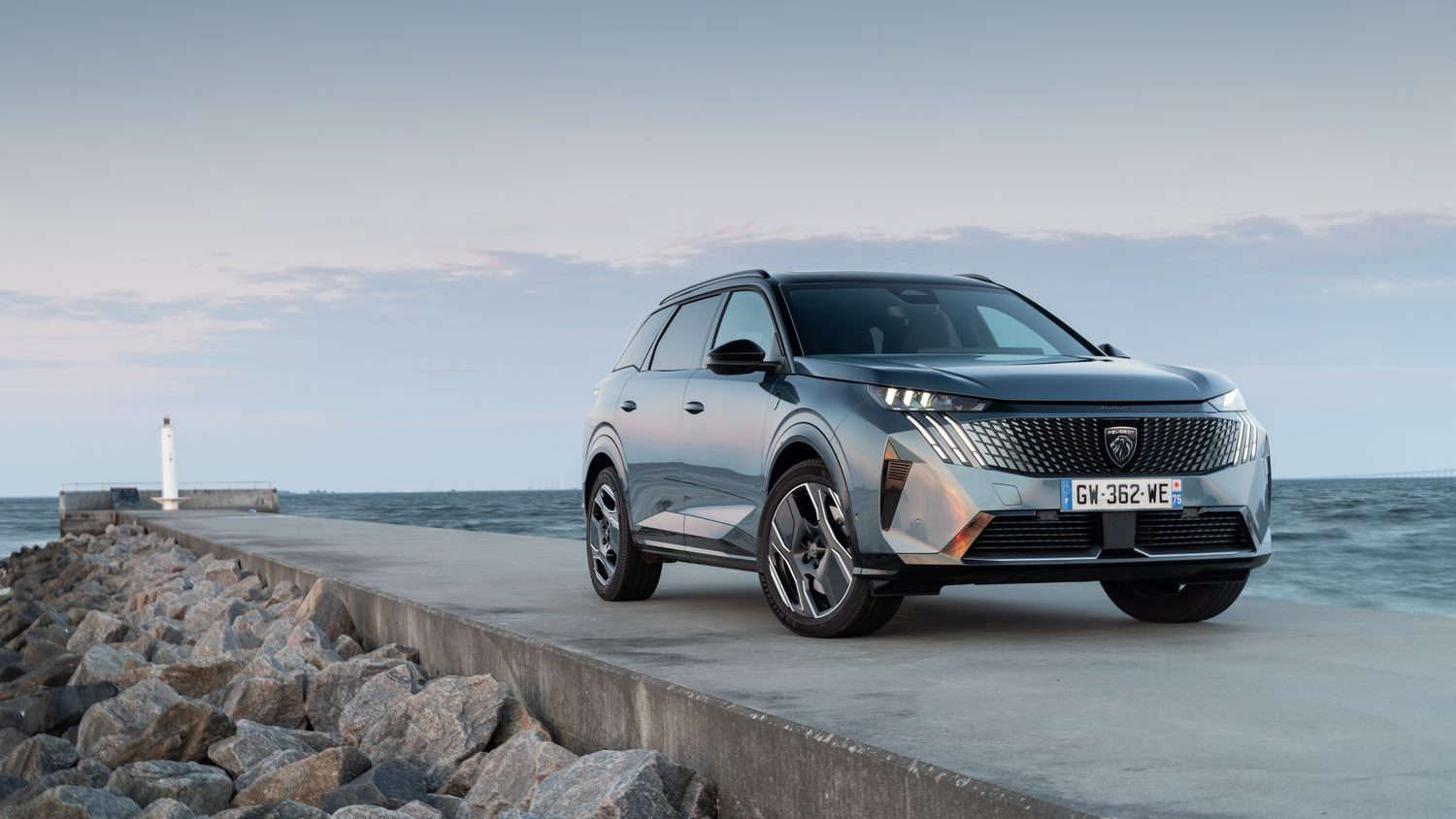 Повноприводний PEUGEOT E-5008 прямує в Україну: потужність 325 к. с. та розкішний 7-місний салон