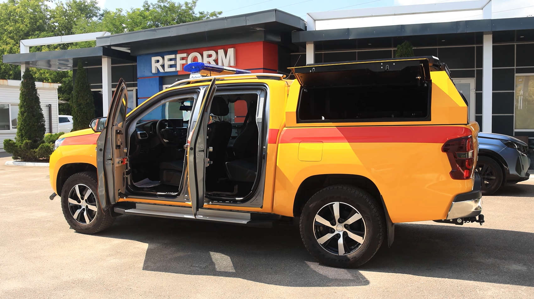 пікап PEUGEOT Landtrek, вигляд ззаду з лівого боку