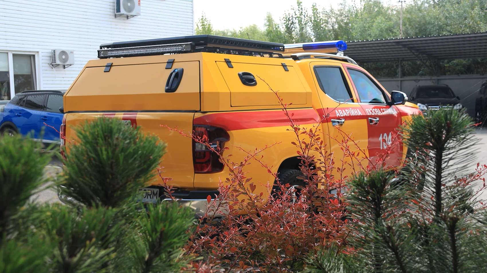 пікап PEUGEOT Landtrek, вигляд ззаду з правого боку